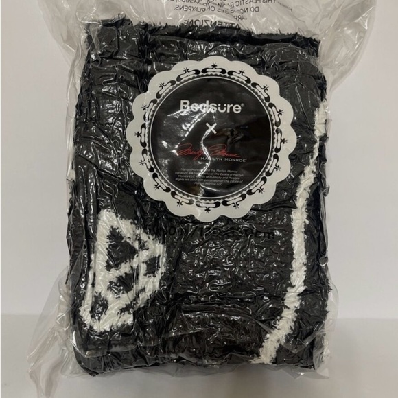 Bedsure Marilyn Monroe collection, black cozy blanket NWT - Picture 2 of 3